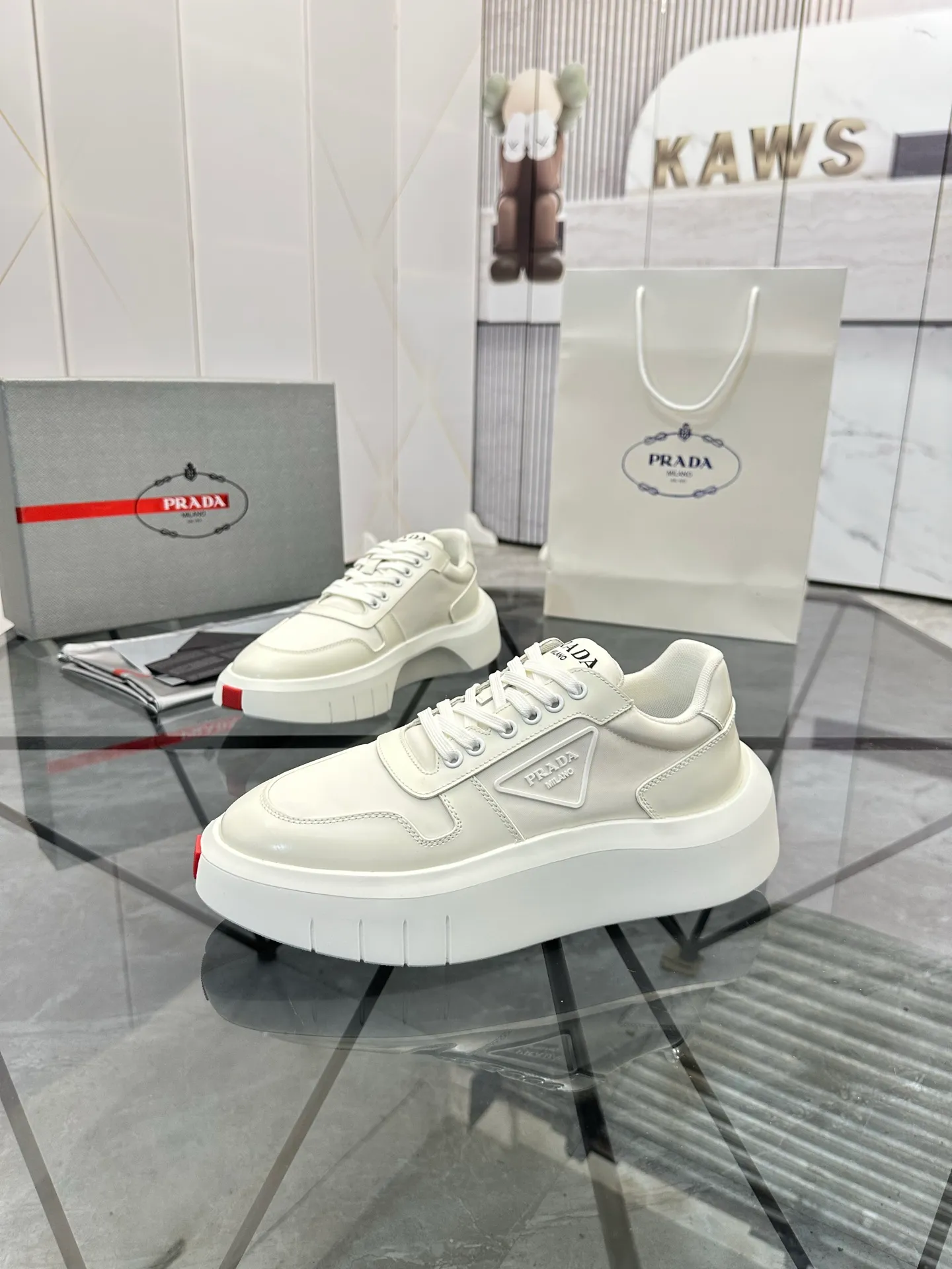 Men's shoes: 💰P620¥ High-end top quality Product trademark: Prada *"Prada*" low-top casual shoes Regular size: 38-45 (can be customized to 46) Product materials: imported first-layer cowhide leather on the upper spliced ​​with original fabric, breathable lining, cowhide foot pads, original ultra-light foam outsole. No.: 001